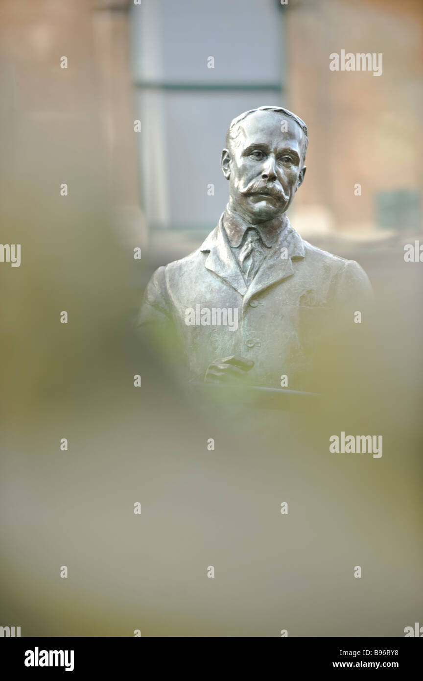 The Statue of Sir Edward Elgar on Belle Vue Terrace Malvern The Sculpture was designed by local artist Rose Garrard Stock Photo