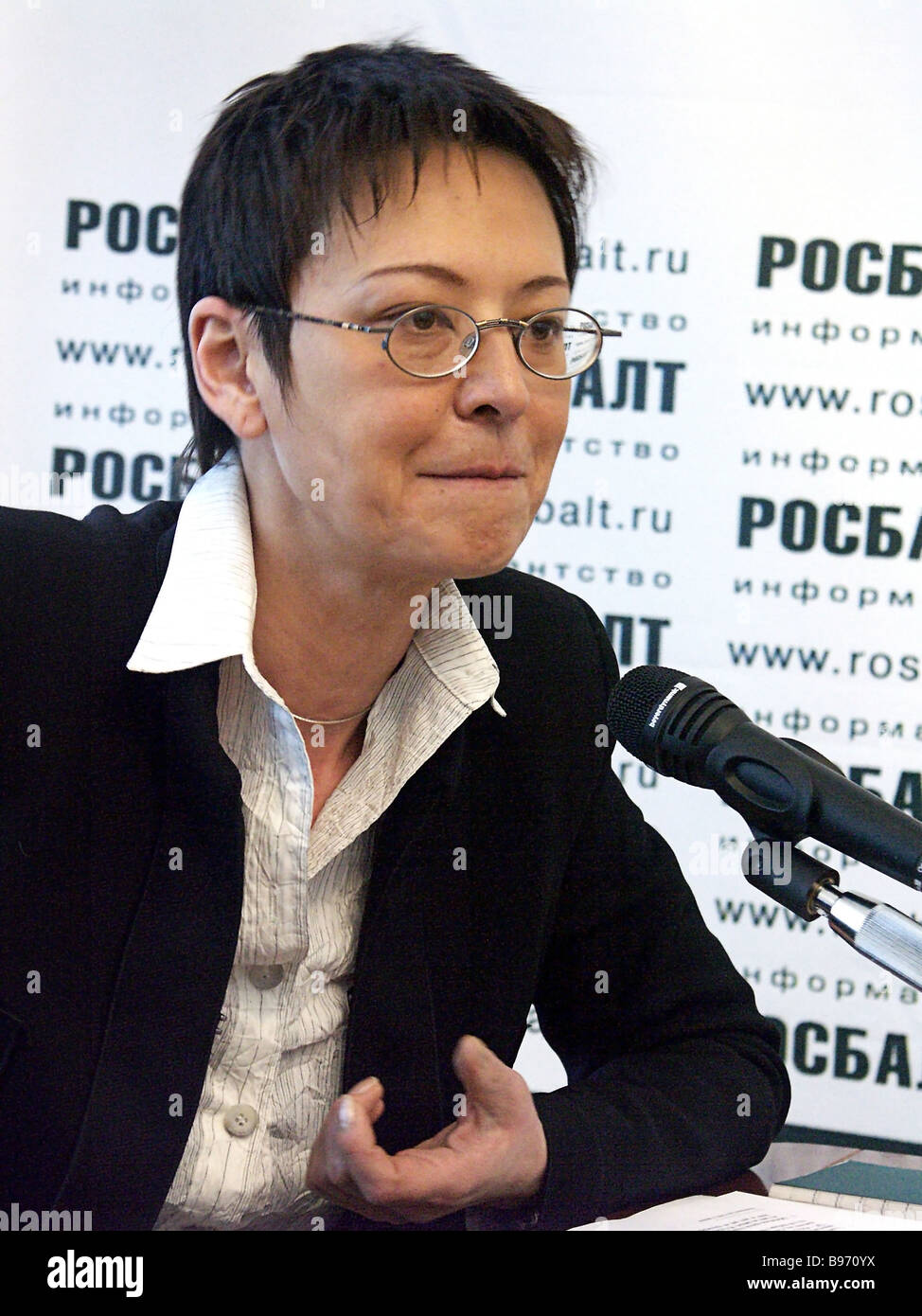 Olomon ichida bir ayol bilan jinsiy aloqa sahnasi aks etgan porno film.