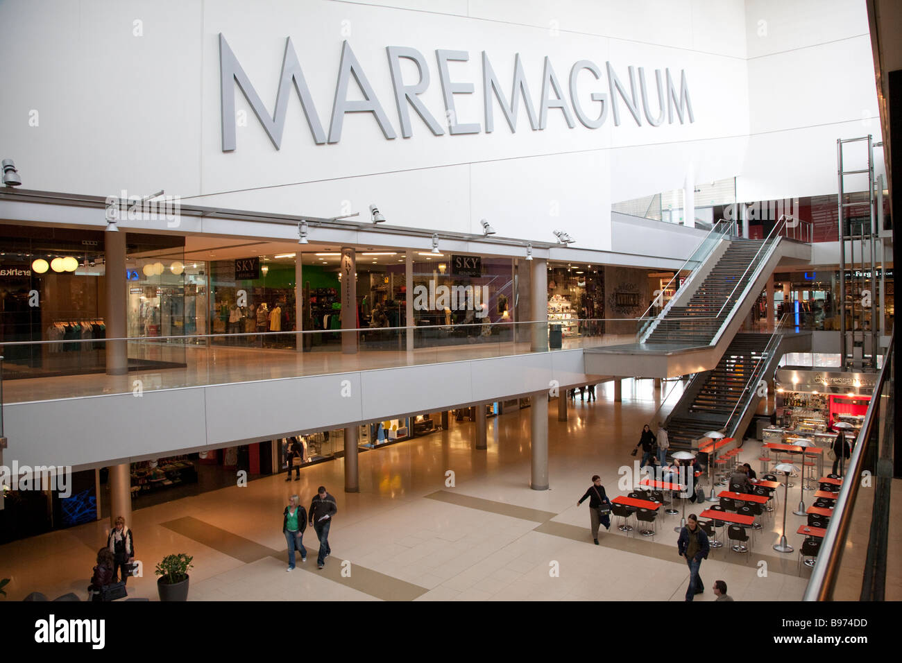 Barcelona shopping mall hi-res stock photography and images - Alamy