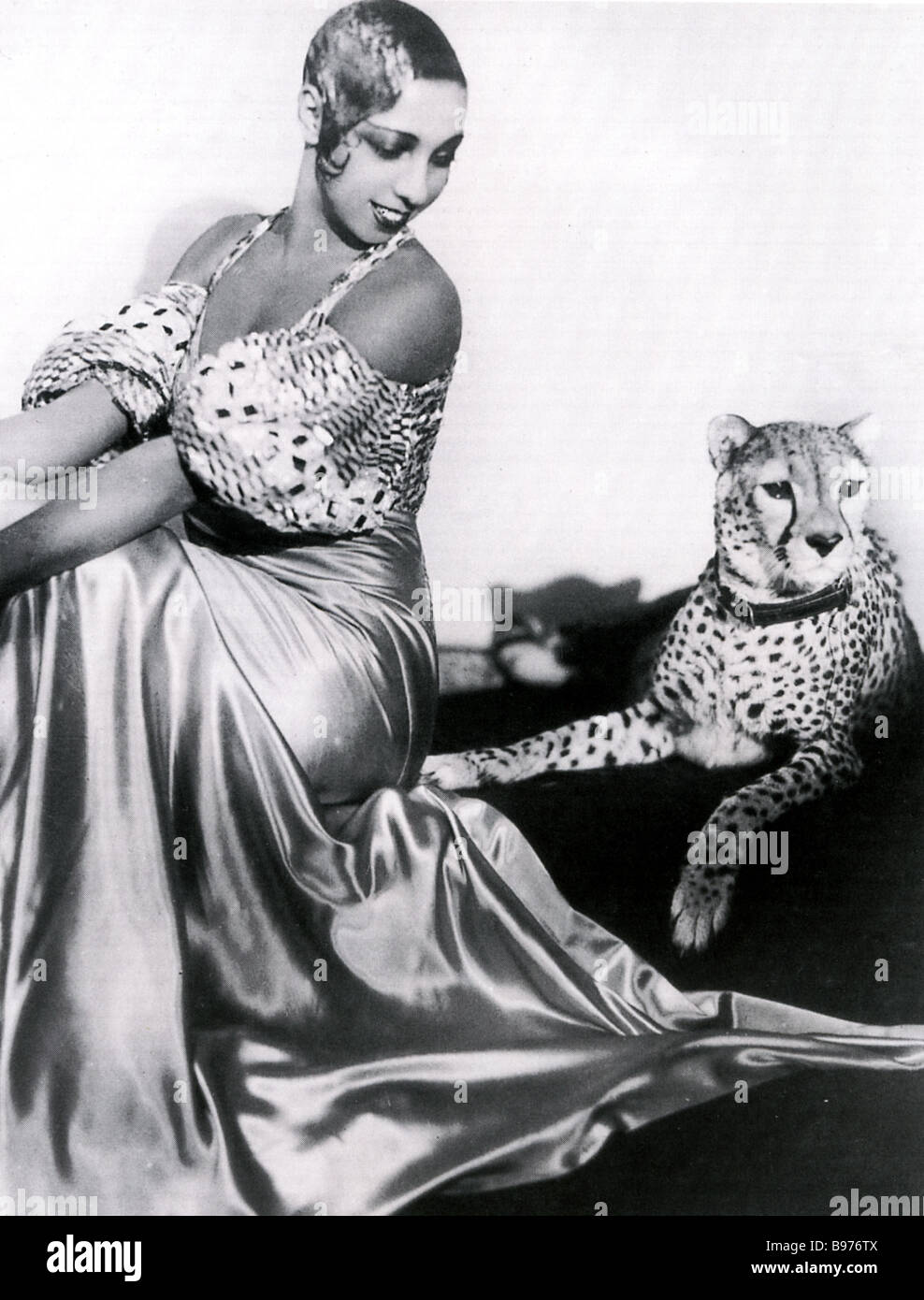 JOSEPHINE BAKER French entertainer and civil rights campaigner (1906 to 1975) with her pet cheetah Chiquita Stock Photo