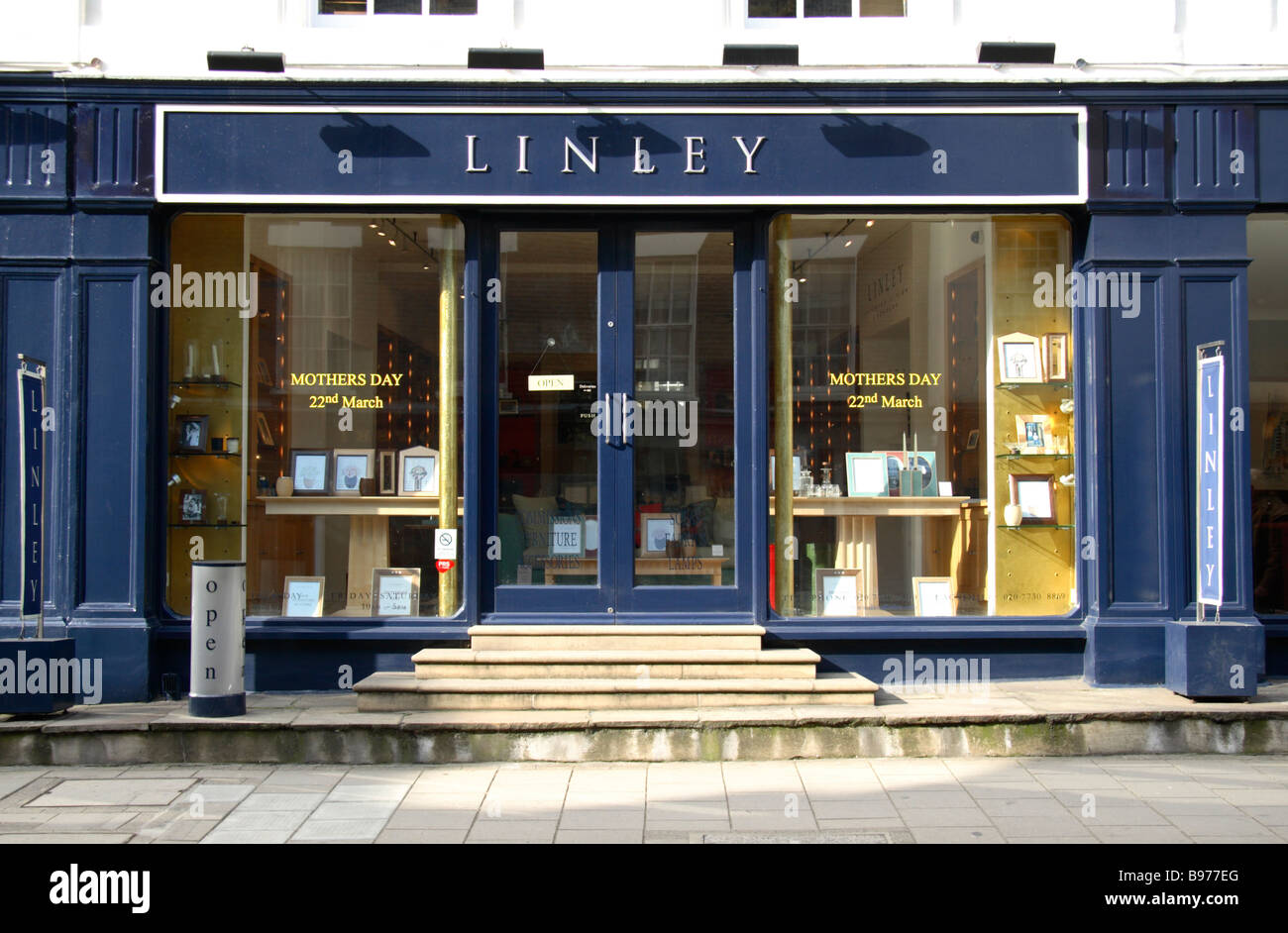 The shop front of the David Linley furniture store, Belgravia, London. March 2009 Stock Photo