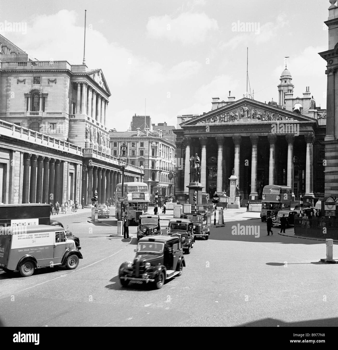 Threadneedle Street City of London, 1950s, with the Bank of England, 'The Old Lady of Threadneedle Street' on the left and the Royal Exchange. Stock Photo