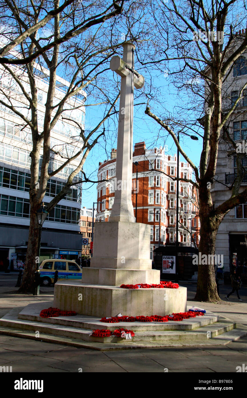 A memorial Cross of Sacrifice to the men & women of Chelsea who died in the Great War. In the centre of Sloane Square, London. Stock Photo