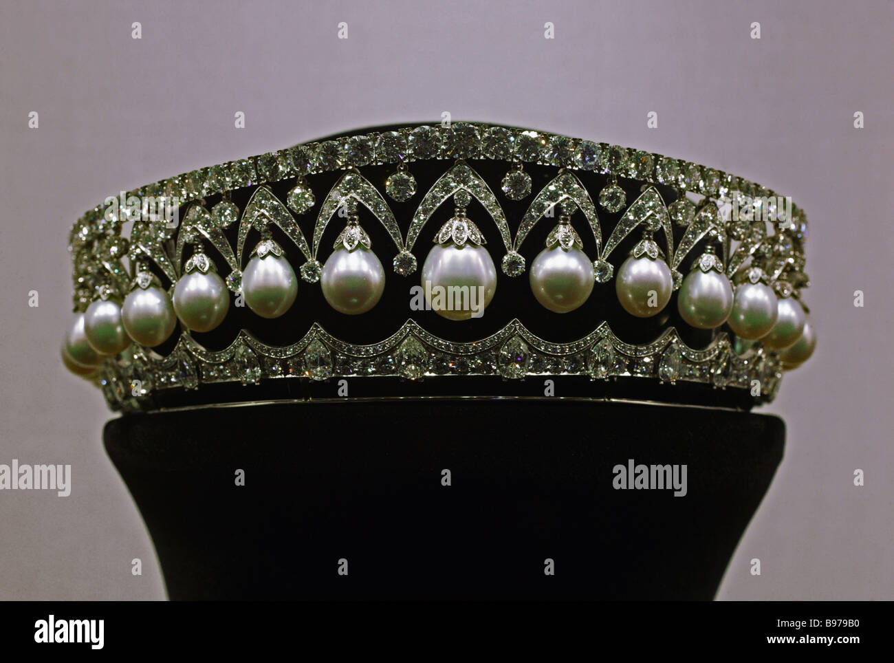 The tiara Russian Beauty Design Viktor Nikolayev Vladimir Sitnikov