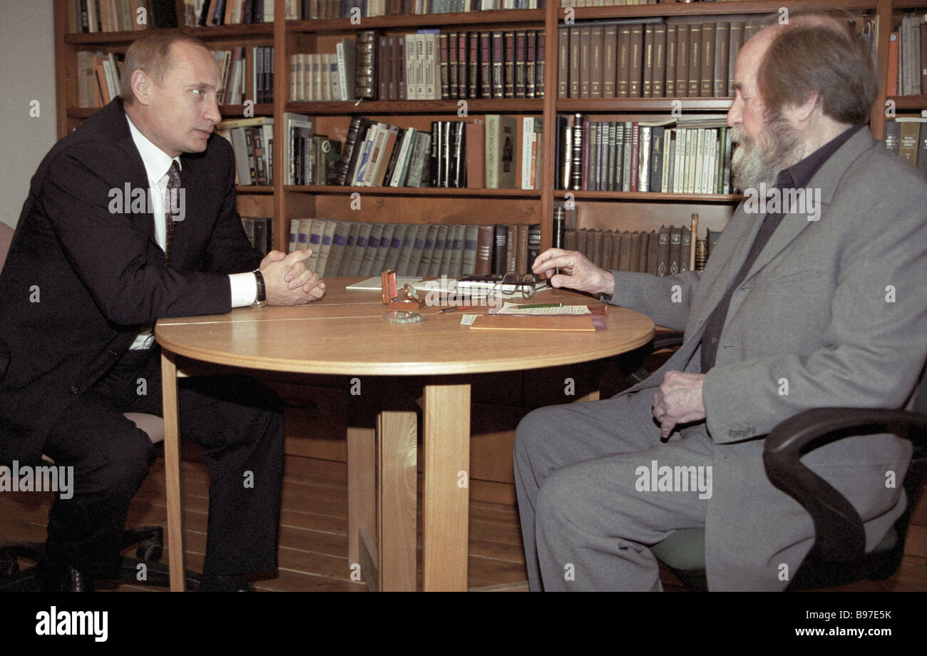 russian-president-vladimir-putin-left-and-alexander-solzhenitsyn-talk-B97E5K.jpg