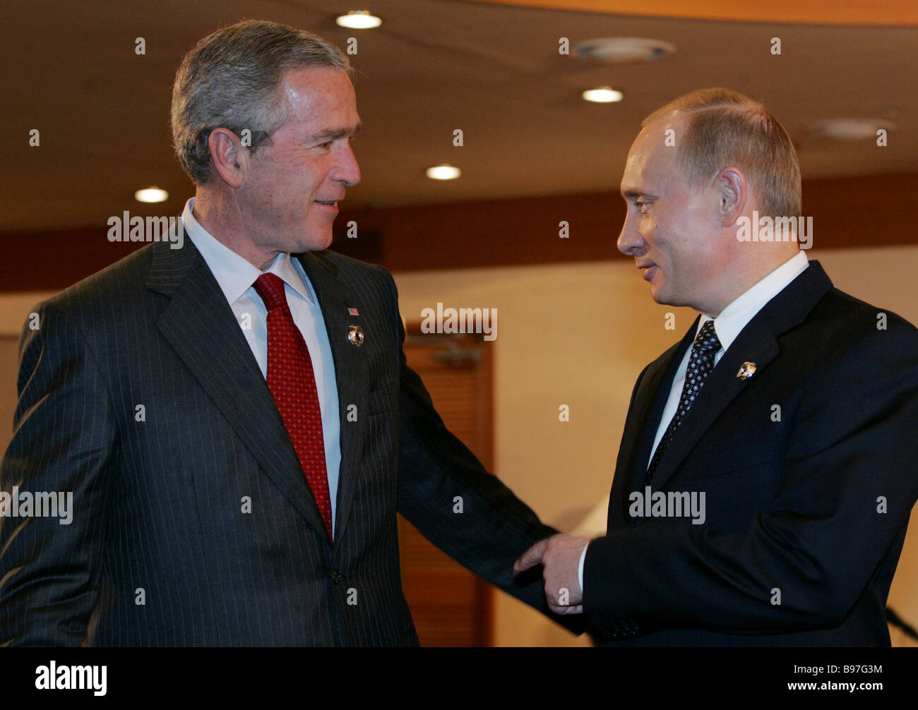 Russian and U S Presidents Vladimir Putin and George Bush right to left  talking at the APEC 2005 forum now on in Busan South Stock Photo - Alamy
