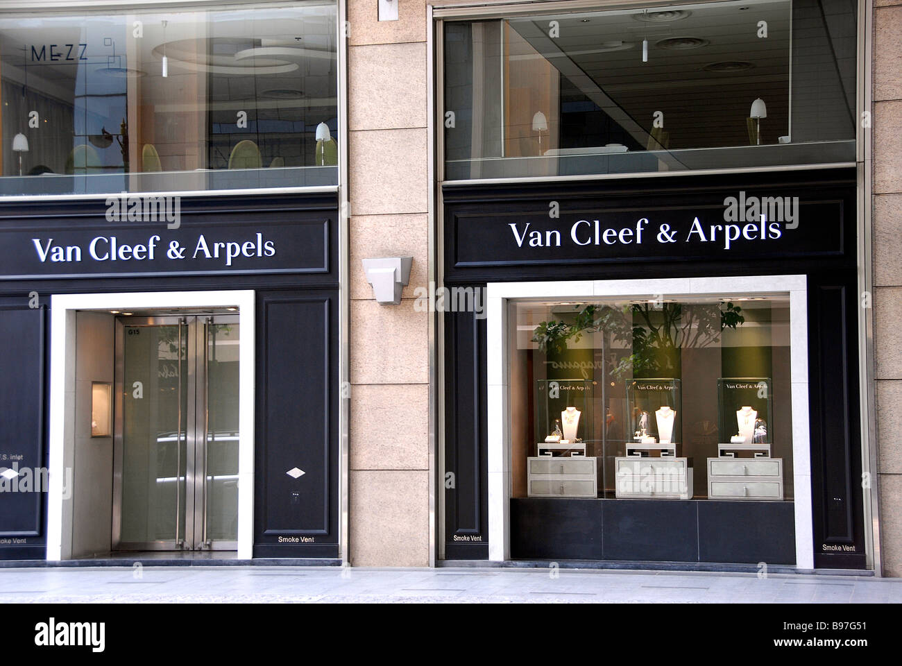 Van Cleef and Arpels shop Hong Kong island Stock Photo - Alamy