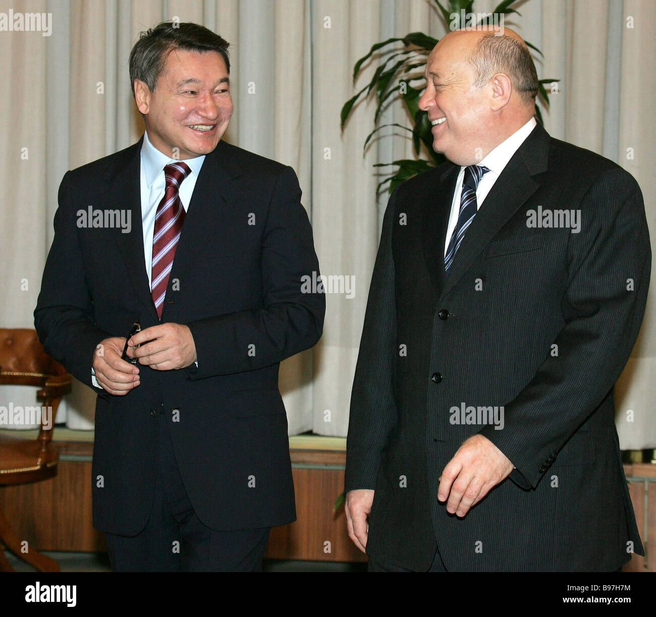 Prime Ministers Mikhail Fradkov of Russia and Danial Akhmetov right to