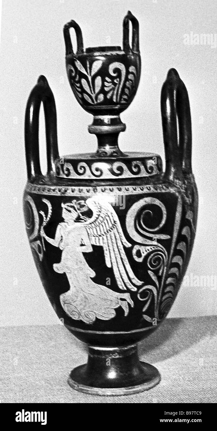 An Italian calpeda vase depicting Nike the goddess of victory from Lukonia  region and dating back to 360 330 B C Author unknown Stock Photo - Alamy