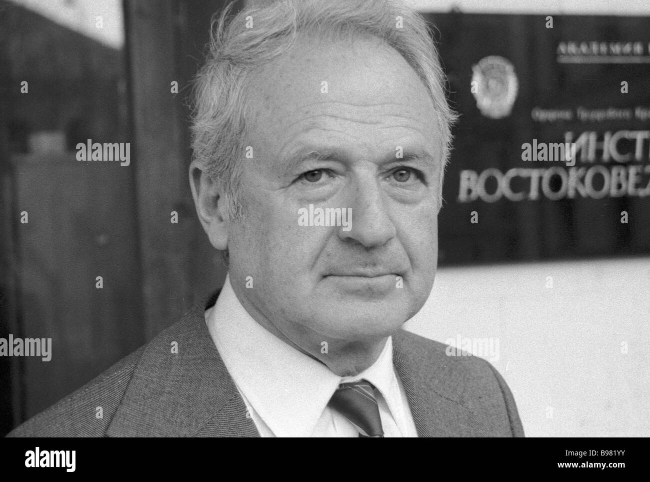 советские писатели переводчики. лозинский михаил леонидович. переводчики сказок. илья эренбург писатель. известные детские писатели.