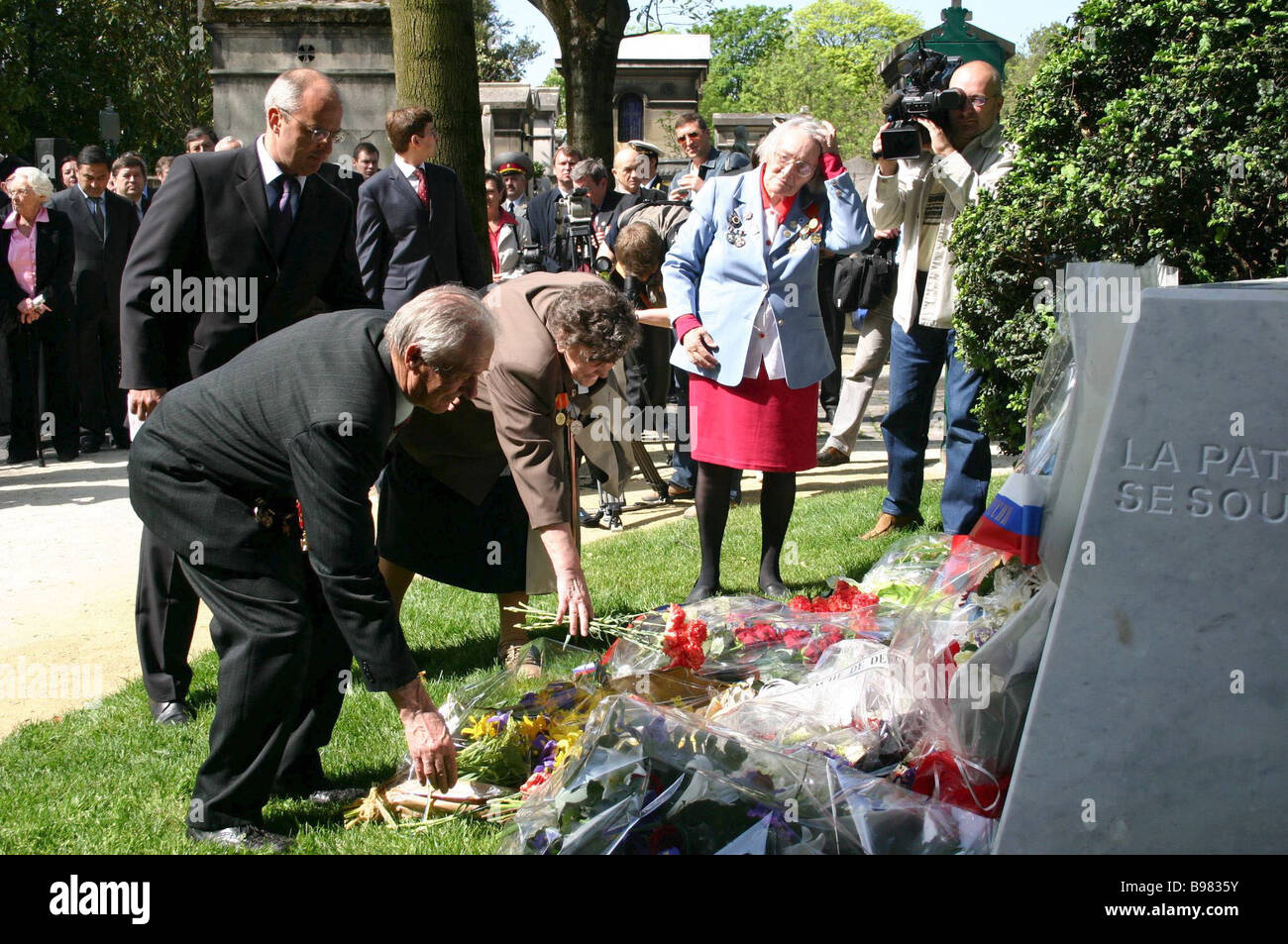 Russian war veterans lay flowers to the monument to Russian ...