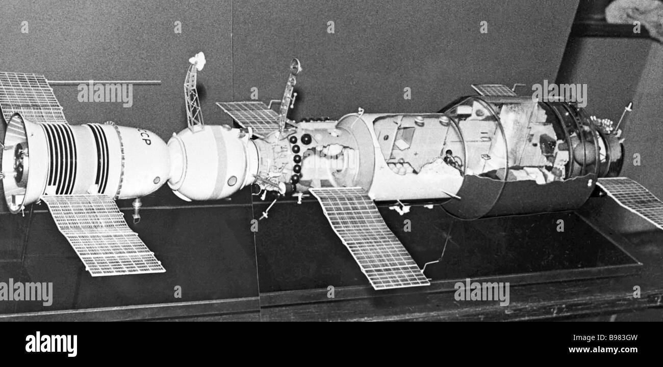 Изобретатель первых советских космических кораблей. Салют-1 первая орбитальная станция. Первая орбитальная станция салют 1971. 1971 Орбитальная Космическая станция салют. Пилотируемая орбитальная станция «салют-1».