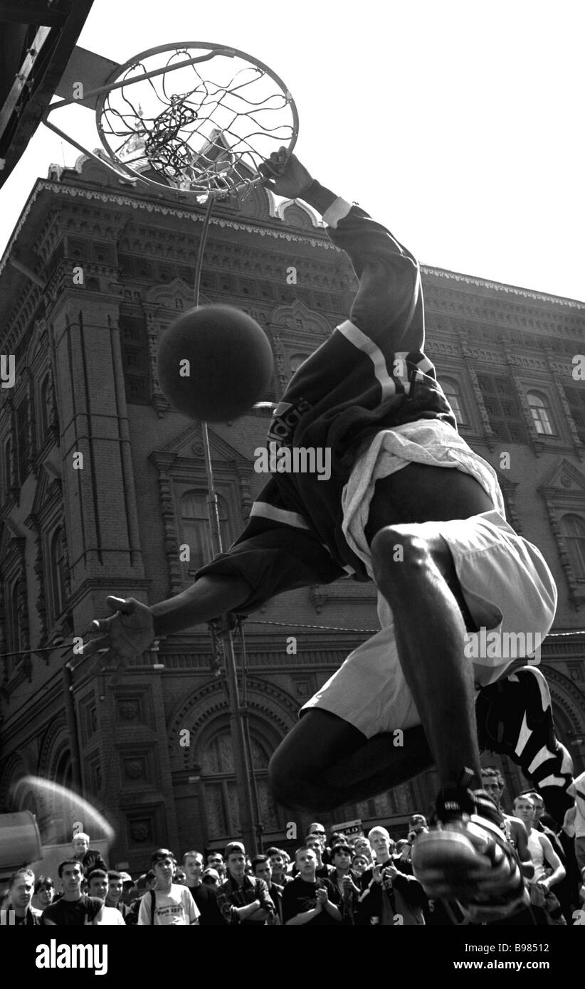A junior basketball match in Manezhnaya Square in Moscow s heart next to the Kremlin Stock Photo