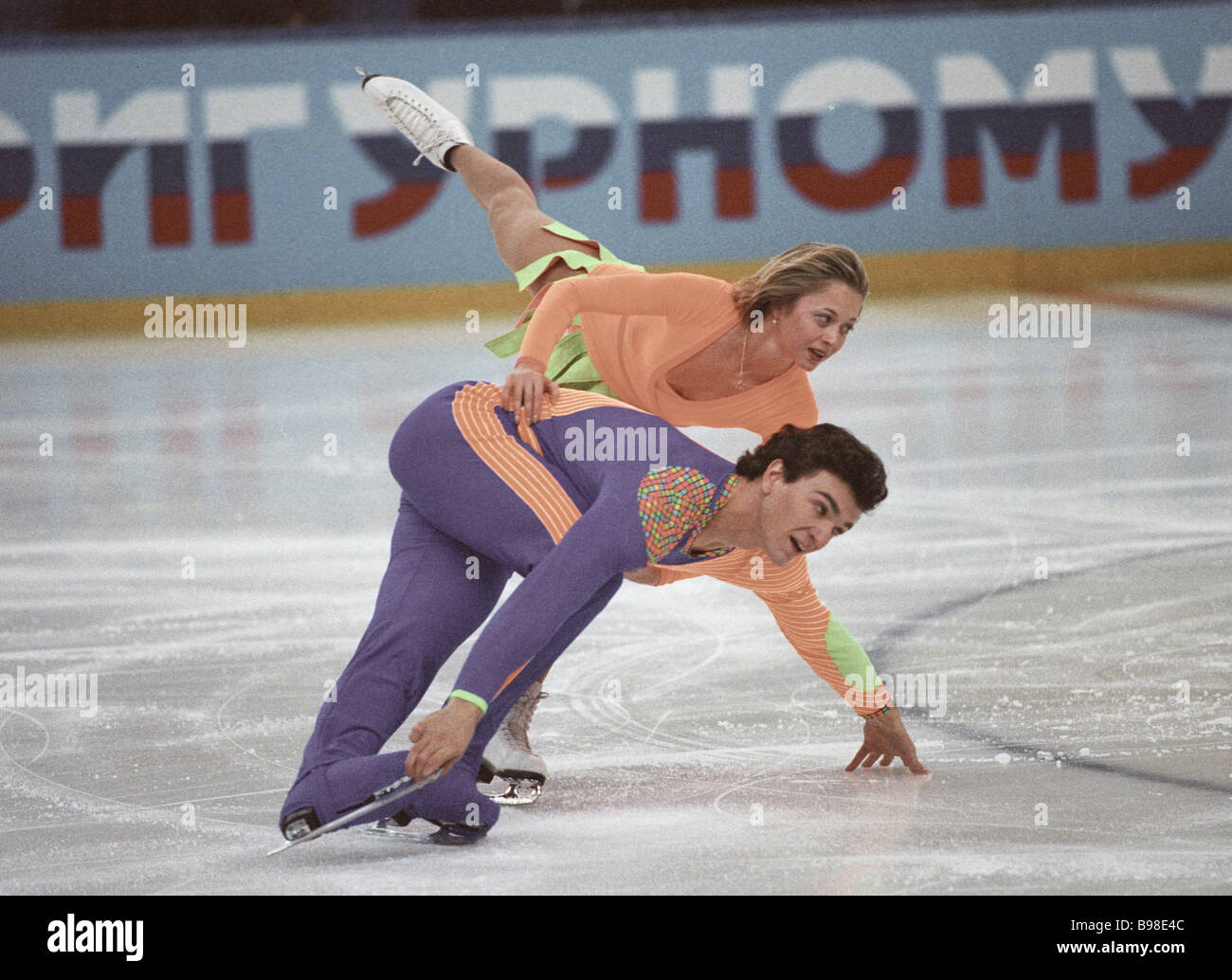 figure-skaters-elena-berezhnaya-in-overhead-bird-and-anton-sikharulidze-B98E4C.jpg (1300×1034)