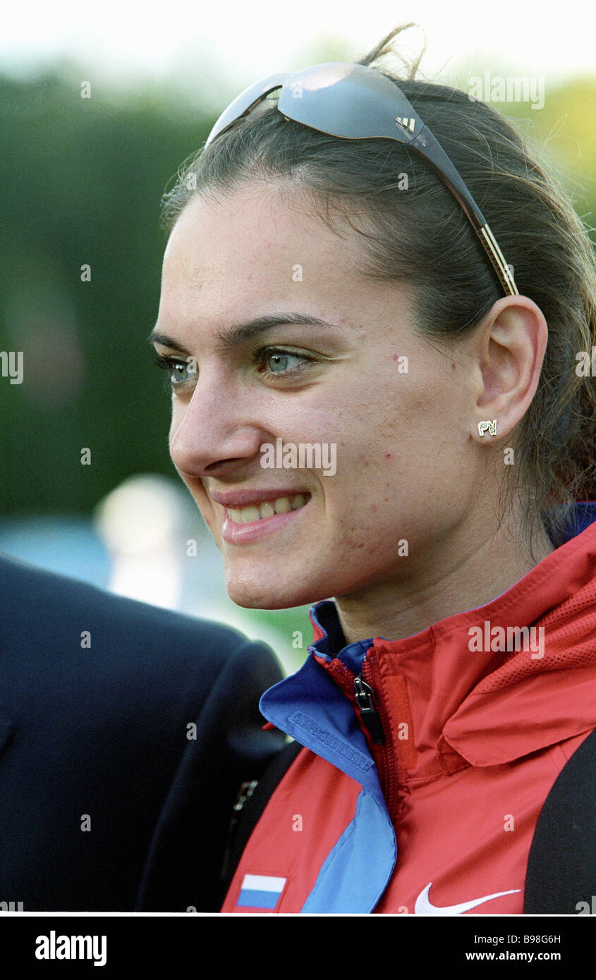 Yelena Isinbayeva 2004 Pole Vault Olympic Champion And Winner In Russia ...