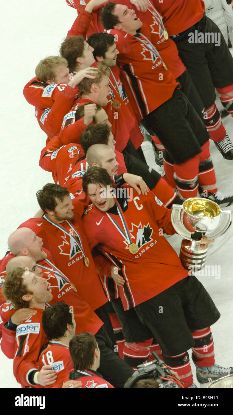 The Canadian team celebrating the ice hockey World Championship gold