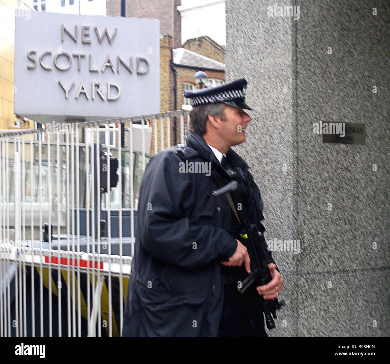 new-scotland-yard-police-headquarters-in-london-B98HCN.jpg