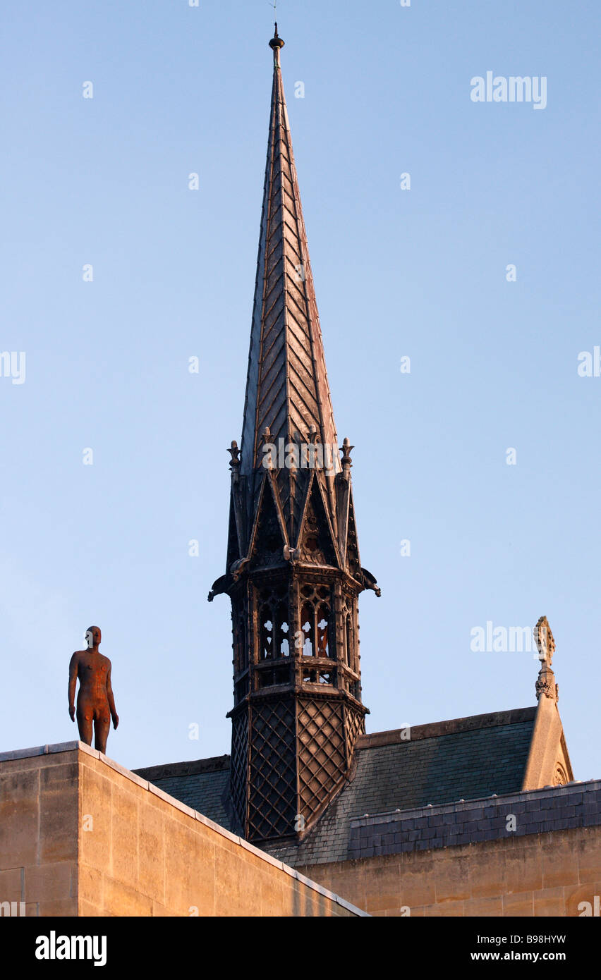 [Antony Gormley] 'Another Time' statue on roof of 'Exeter College', Oxford, England, UK Stock Photo