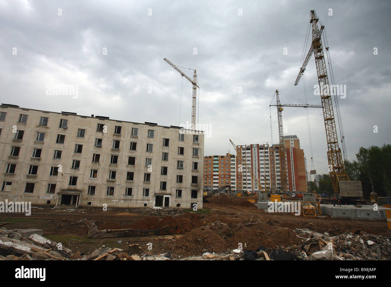 Запрещено строить дома выше. Вместо хрущёвок в Москве строят. Снос пятиэтажек в Некрасовке. Снос дома в Некрасовке в 2017 году. Где строят дома вместо пятиэтажек.