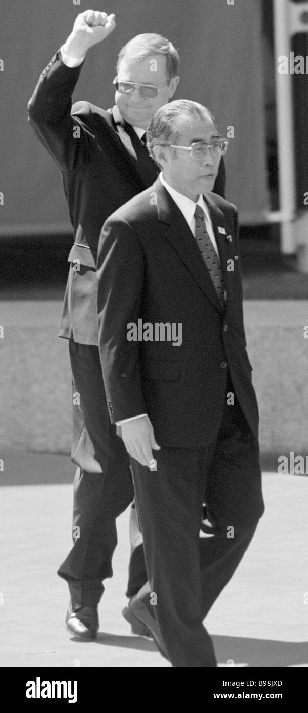 Sergei Stepashin Russia s Prime Minister left and Keizo Obuchi his Japanese counterpart go to a summit of the world s eight Stock Photo