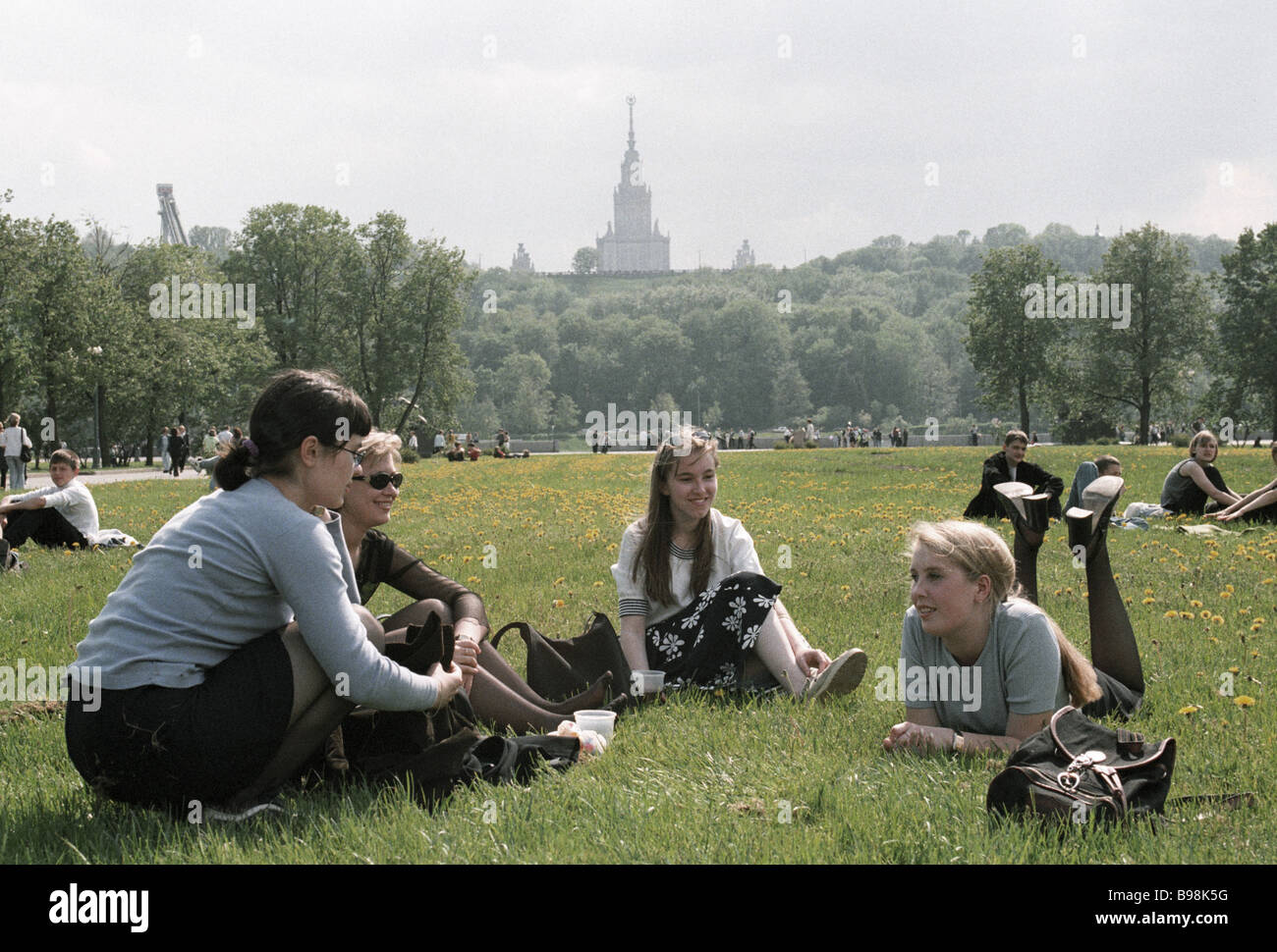 Young people relaxing in a city park Stock Photo - Alamy