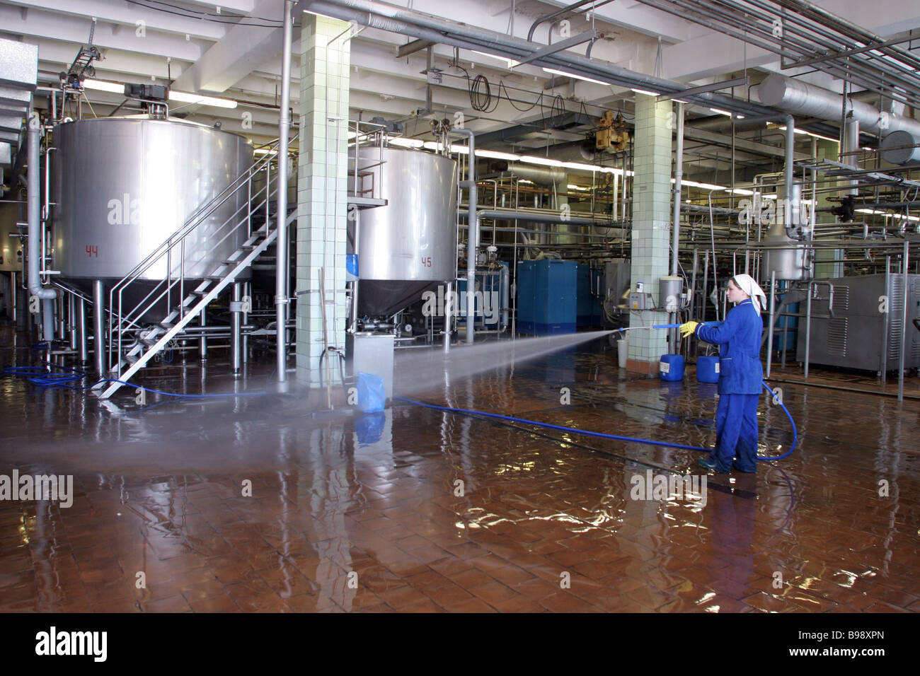 Пенная мойка оборудования. Санитария на производстве. Наливной пол для пищевого производства. Мойка и дезинфекция молочного оборудования. Оборудование для дезинфекции.