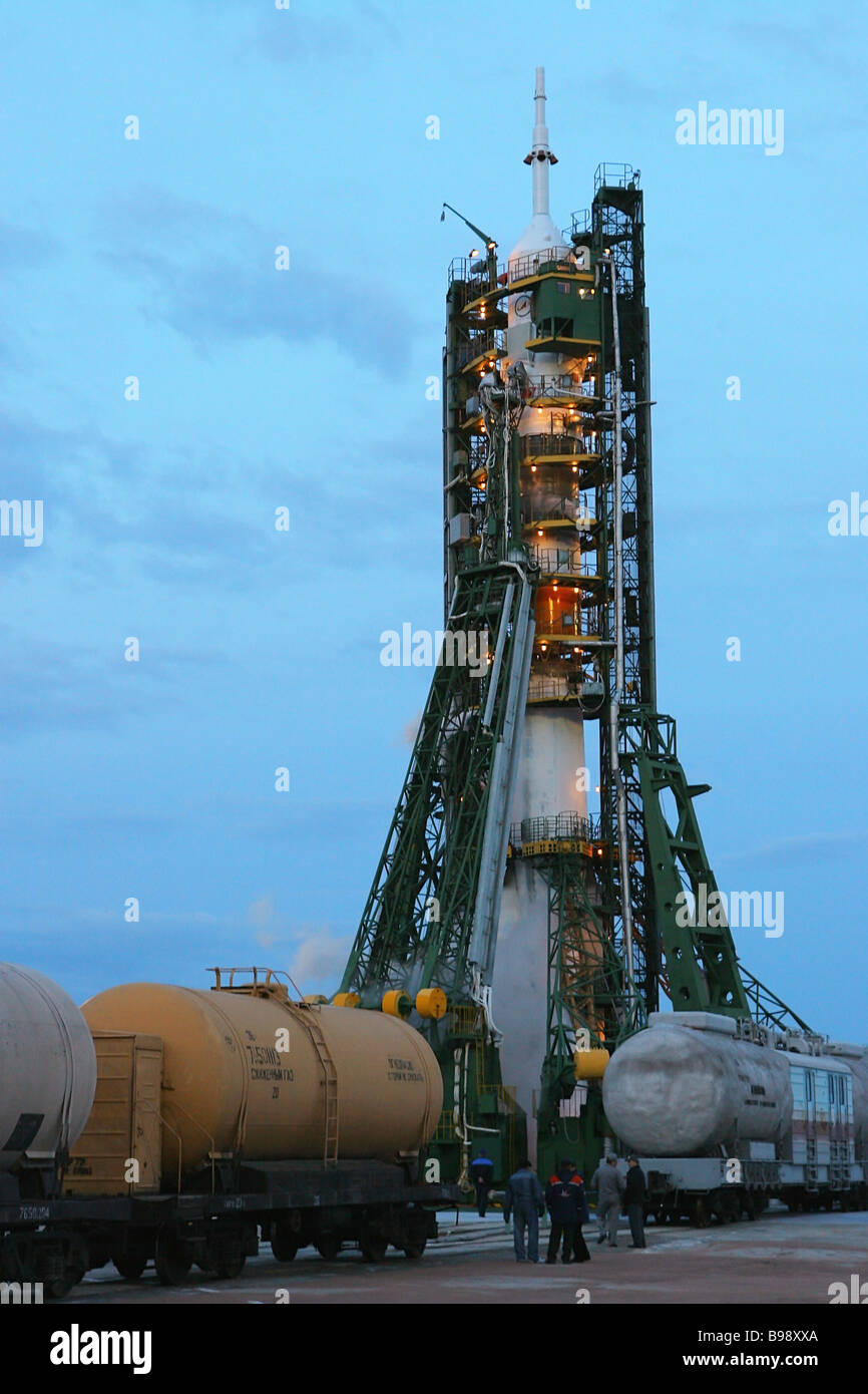 Refueling the Soyuz TMA 10 spacecraft Stock Photo Alamy