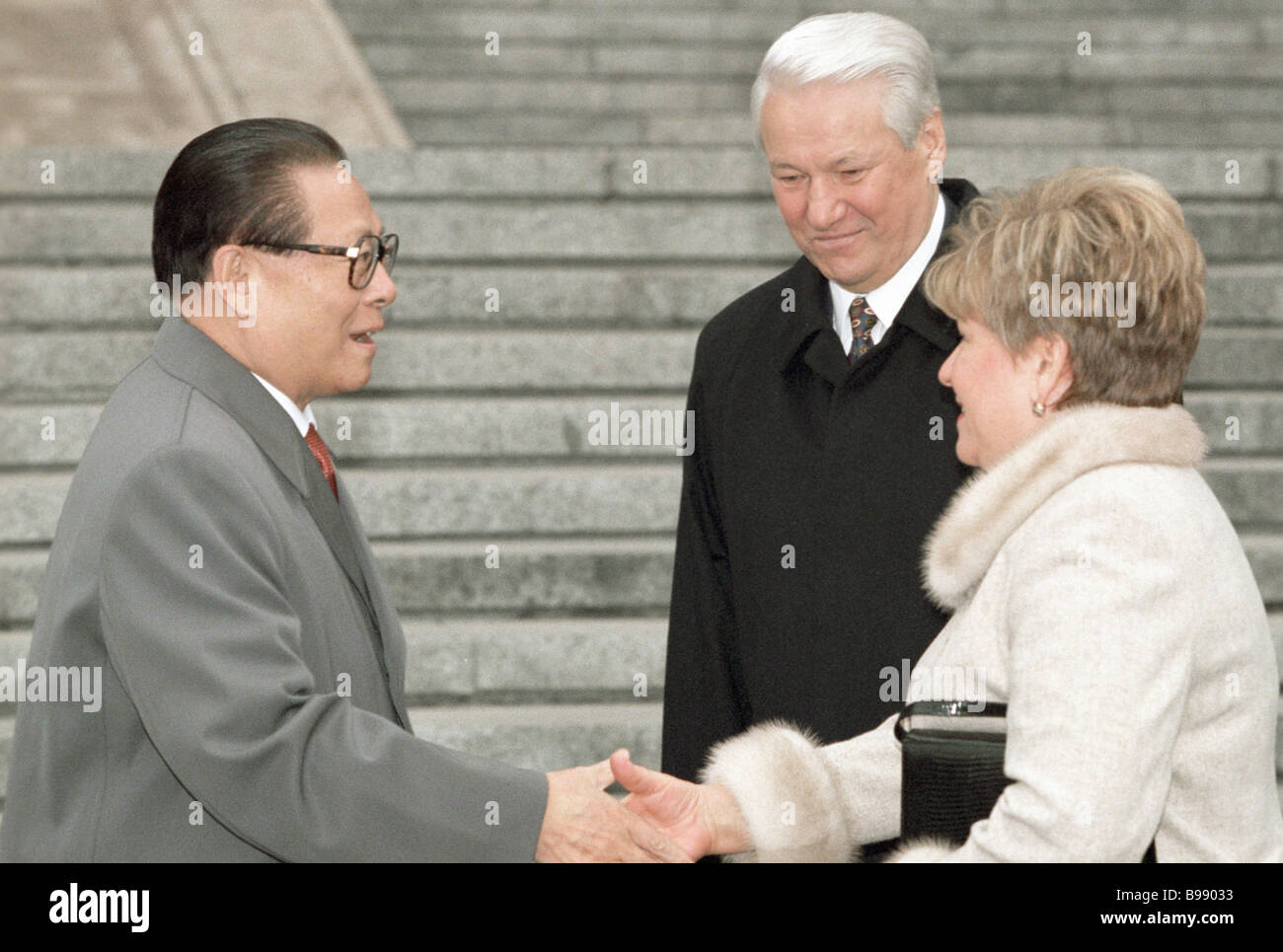 Chinese leader Jiang Zemin welcoming Russian President Boris Yeltsin ...