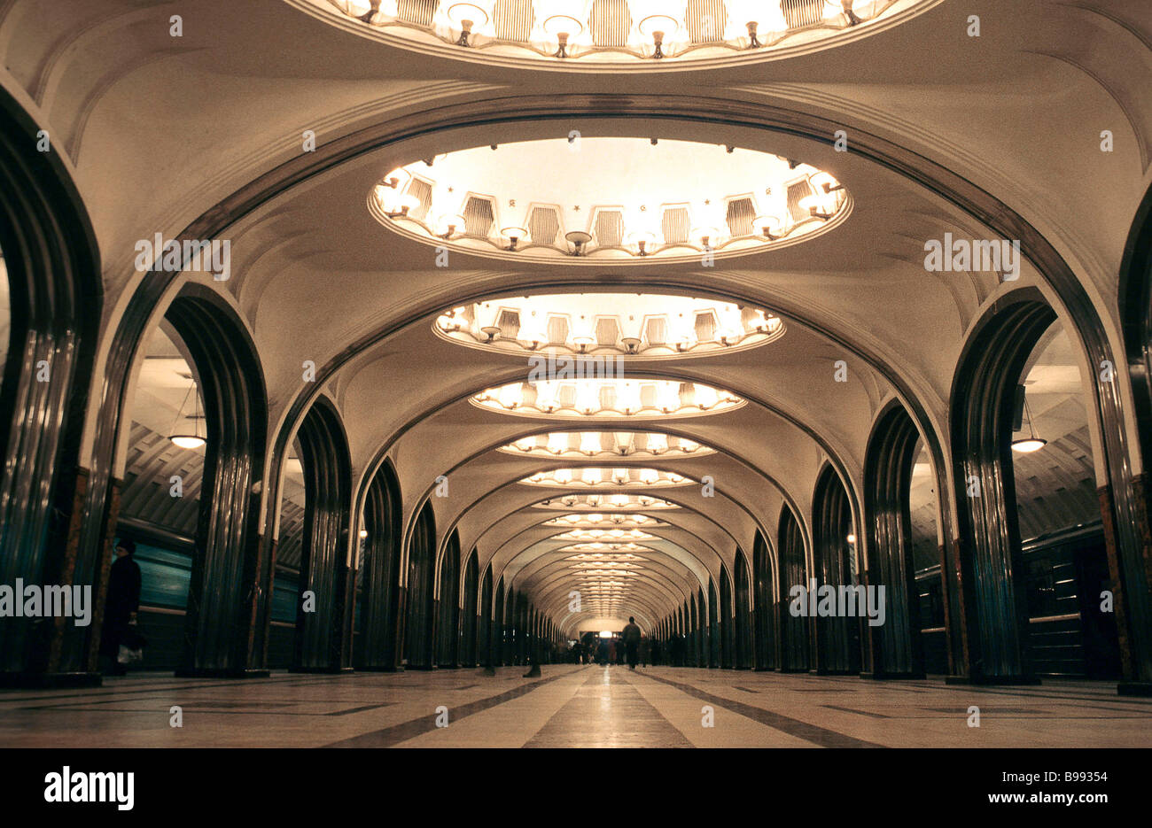 Музыканты в московском метро. Концерты в метро москвы. Оркестр гнесинские виртуозы. Начальник по станции метро. Станция метро маяковская.