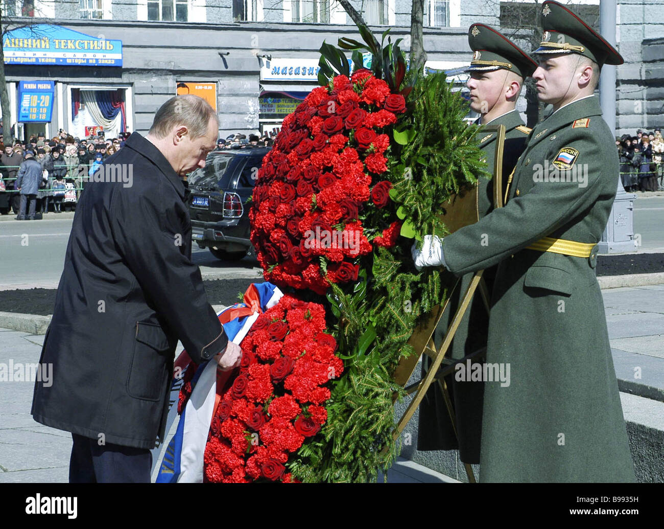 Russian President Vladimir Putin laying a wreath at the Eternal Flame  memorial in Orel Stock Photo - Alamy
