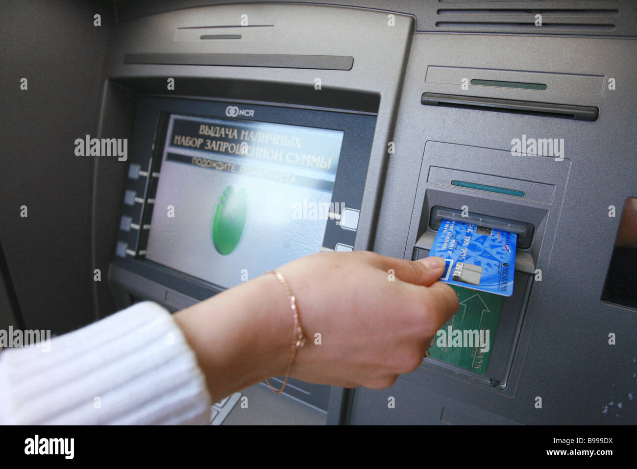 Как пользоваться банкоматом ощадбанка. Как пользоваться банкоматом видео. Карточка в банкомате. Урок как пользоваться банкоматом. Банкомат транскредитбанк.