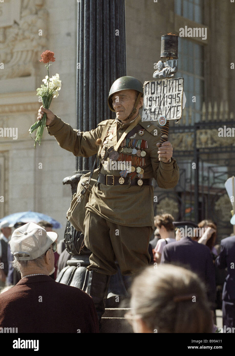 Second world war veteran with flowers on V Day Stock Photo - Alamy