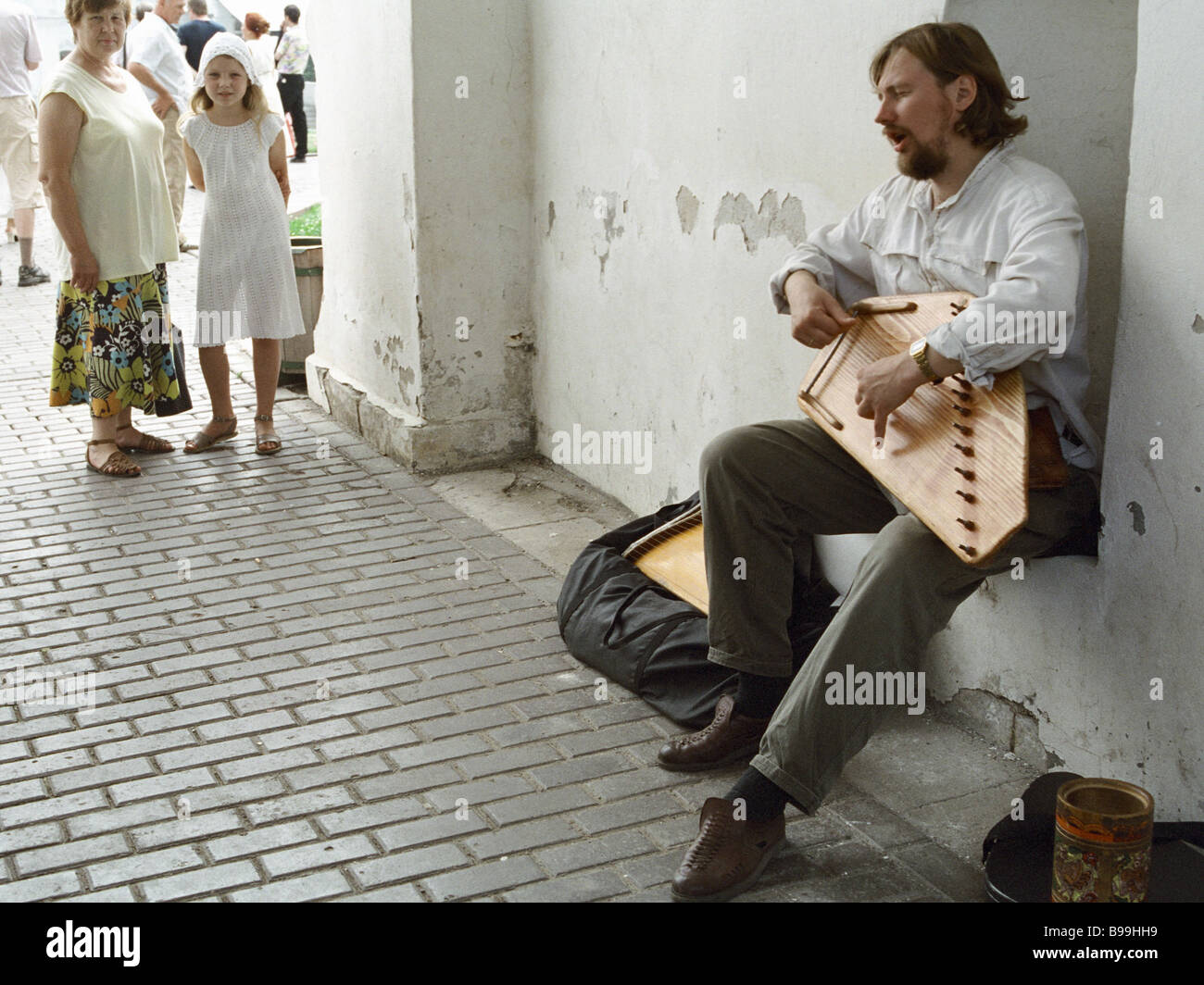 A street musician playing gusli at the Spasovki in Kolomenskoye ...