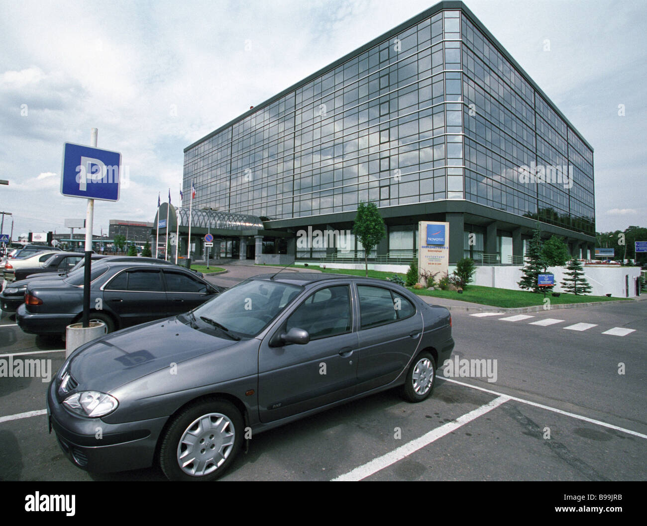 Parking lot at the Novotel Hotel in the international Sheremetyevo 2  airport Stock Photo - Alamy