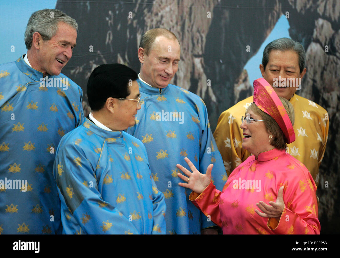 chinese-president-hu-jintao-chilean-president-michelle-bachelet-left-B99P53.jpg