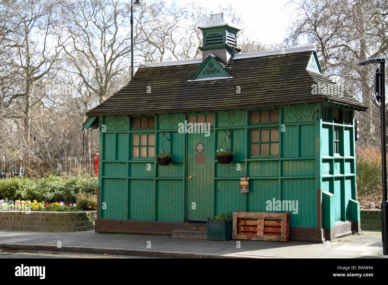 a-traditional-taxi-rank-hut-in-russell-square-london-stock-photo-alamy