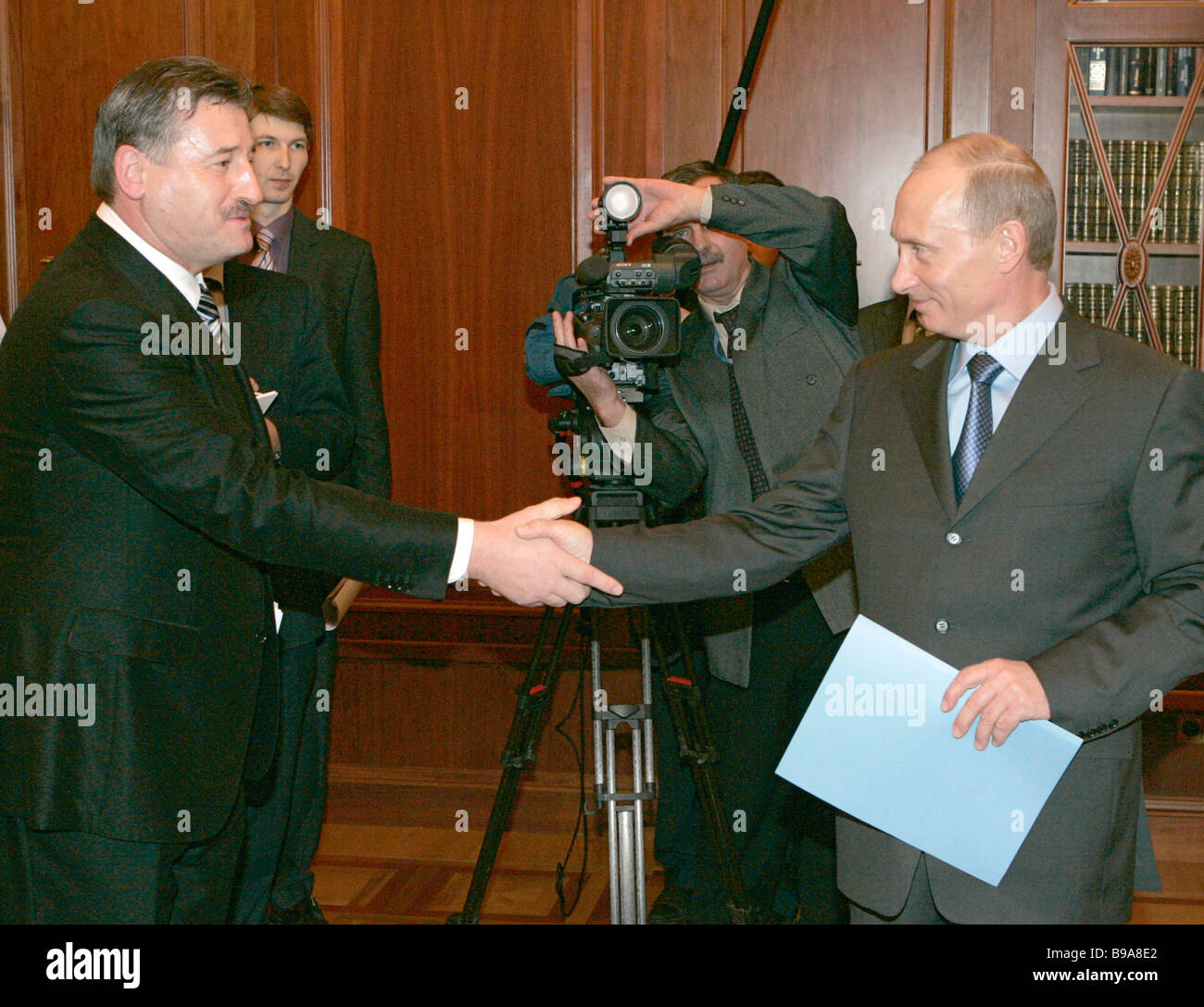 President of Chechnya Alu Alkhanov and federal President Vladimir Putin