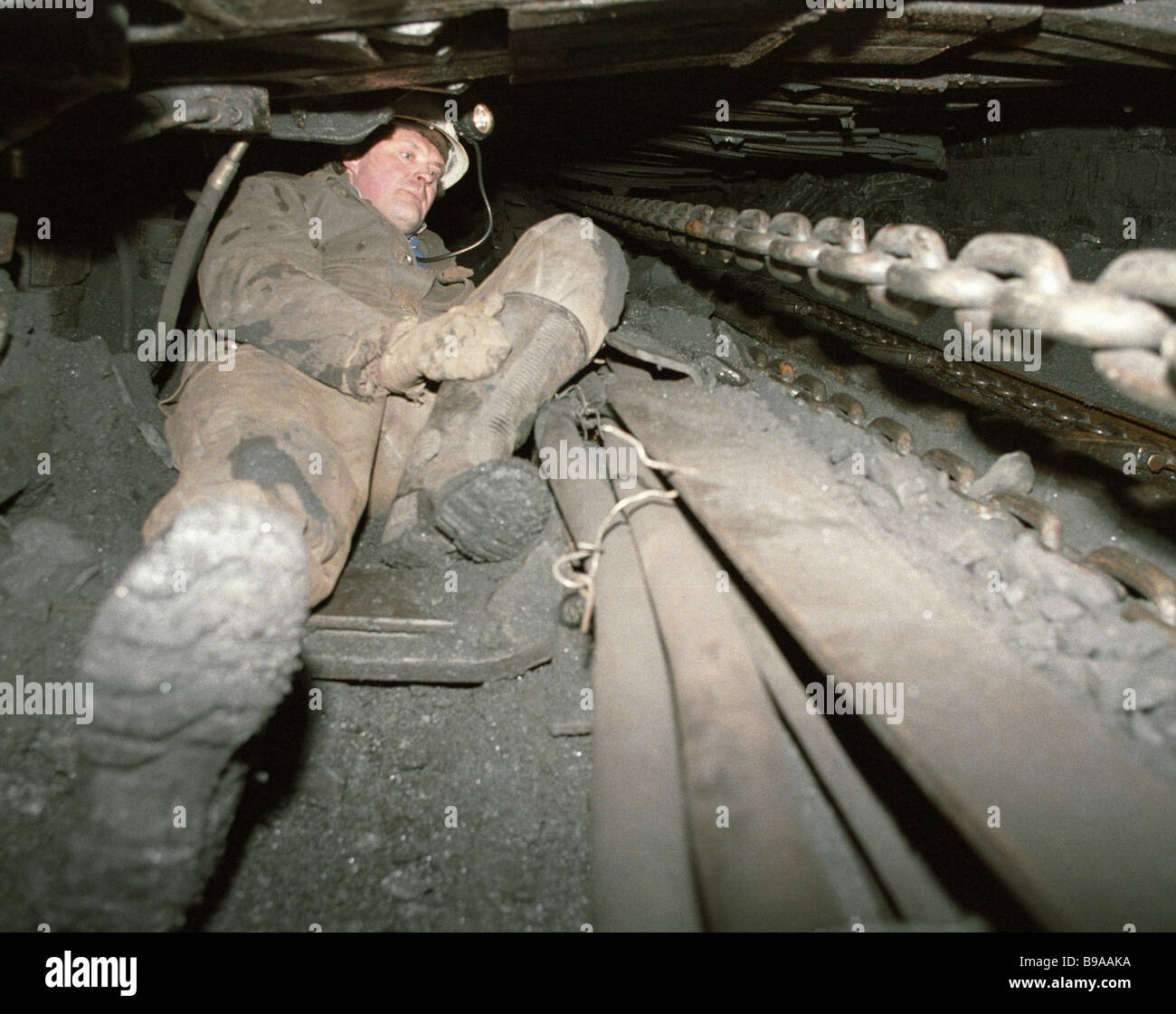 шахтер в шахте. жду как заваленный в забое. жду как заваленный в забое. шахта «алмазная» (шахта № 17-18 имени ркка). горнорабочий очистного забоя (гроз).