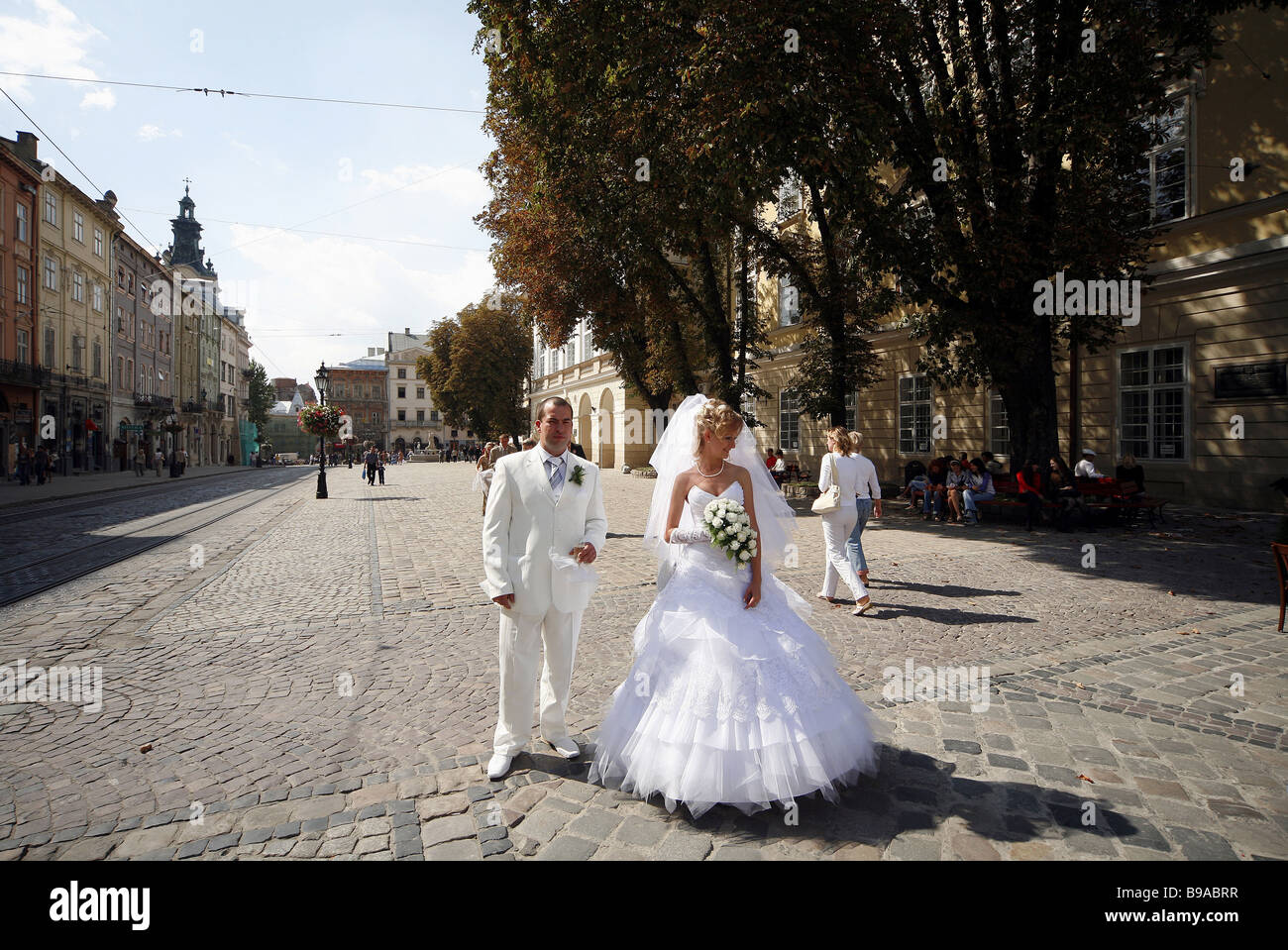 BRIDE & GROOM IN RYNOK SQUARE L'VIV LVOV UKRAINE LVIV UKRAINE 01 September  2007 Stock Photo - Alamy