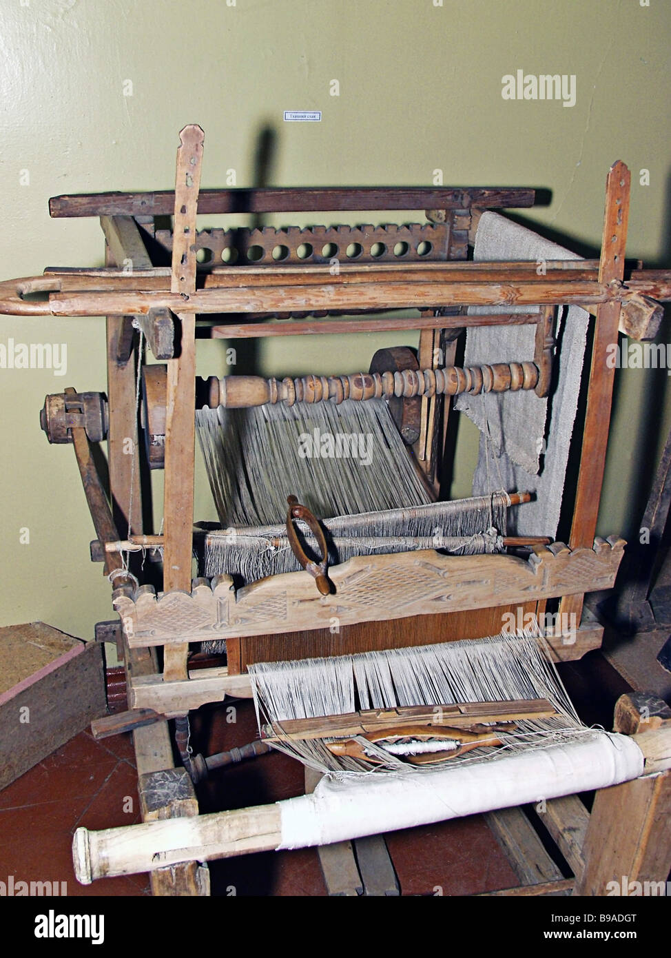 A weaving loom of the 19th century in the Museum of Local History in the  town of Voskresenskoye in the region of Nizhny Novgorod Stock Photo - Alamy
