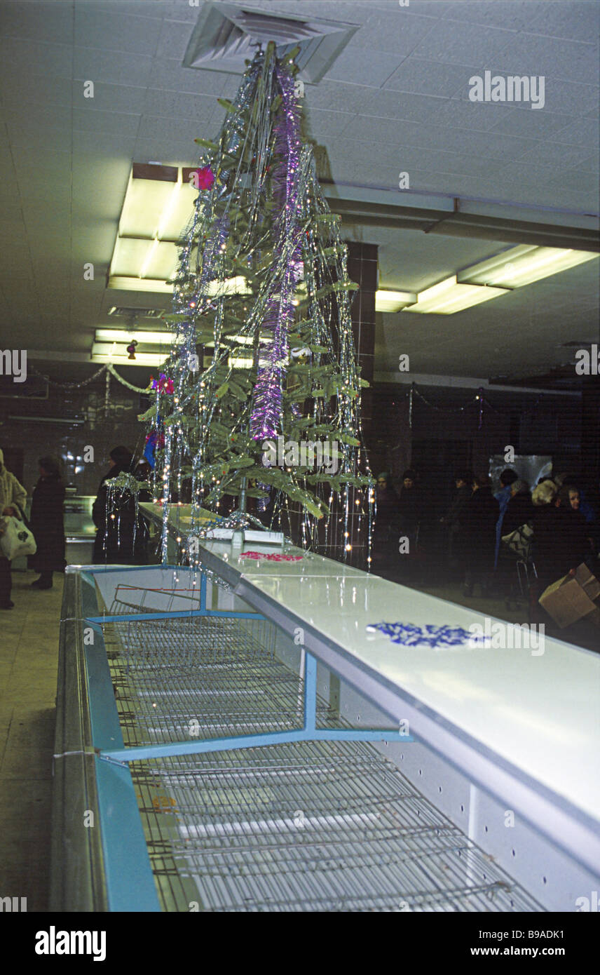 Empty store shelves in Moscow in December 1991 Stock Photo Alamy