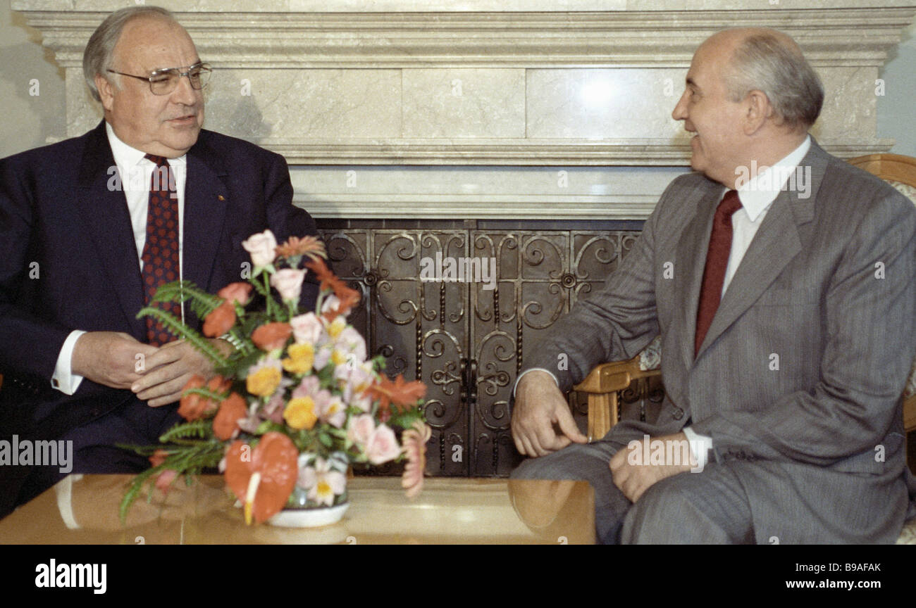 Роль горбачева в гдр кто играет. Гельмут коль и Горбачев 1990. Гельмут коль и объединение Германии. Горбачев и канцлер ФРГ.
