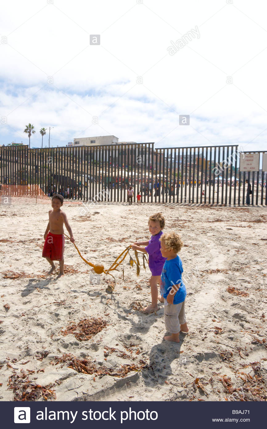 mexican-kids-playing-with-giant-kelp-border-field-state-park-california-B9AJ71.jpg