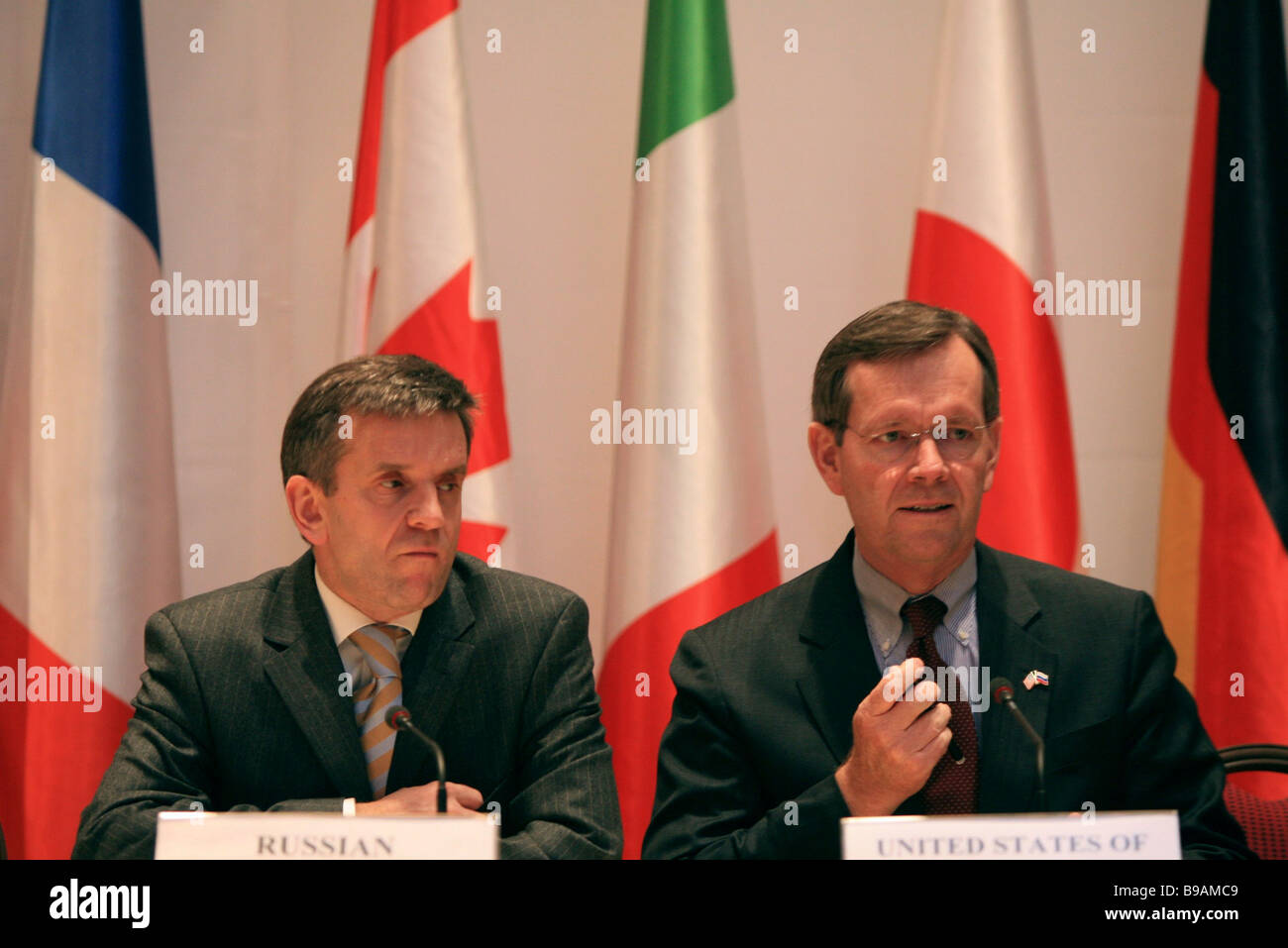 Mikhail Zurabov Russia s Health Minister left and Michael Leavitt U S