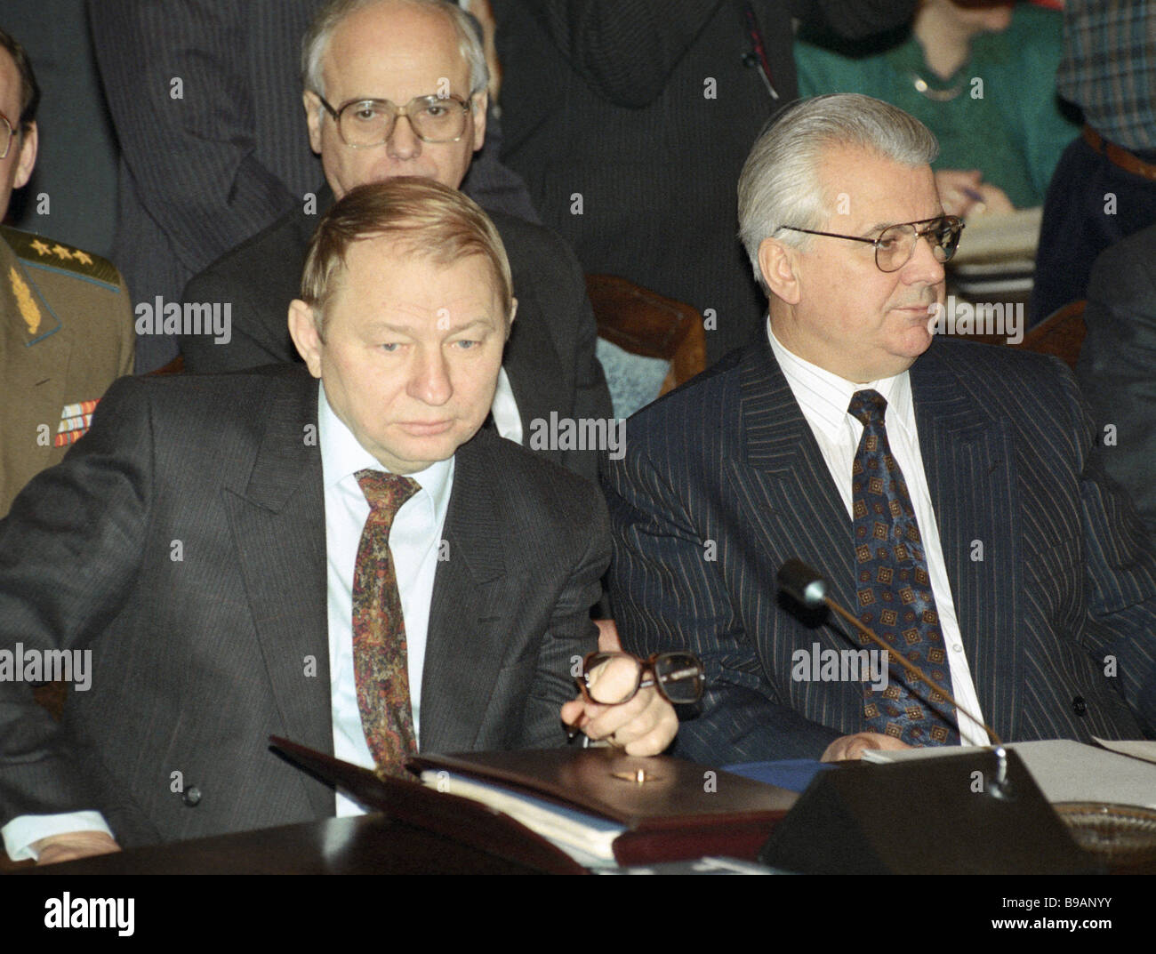 Ukrainian President Leonid Kravchuk right and Prime Minister Leonid ...
