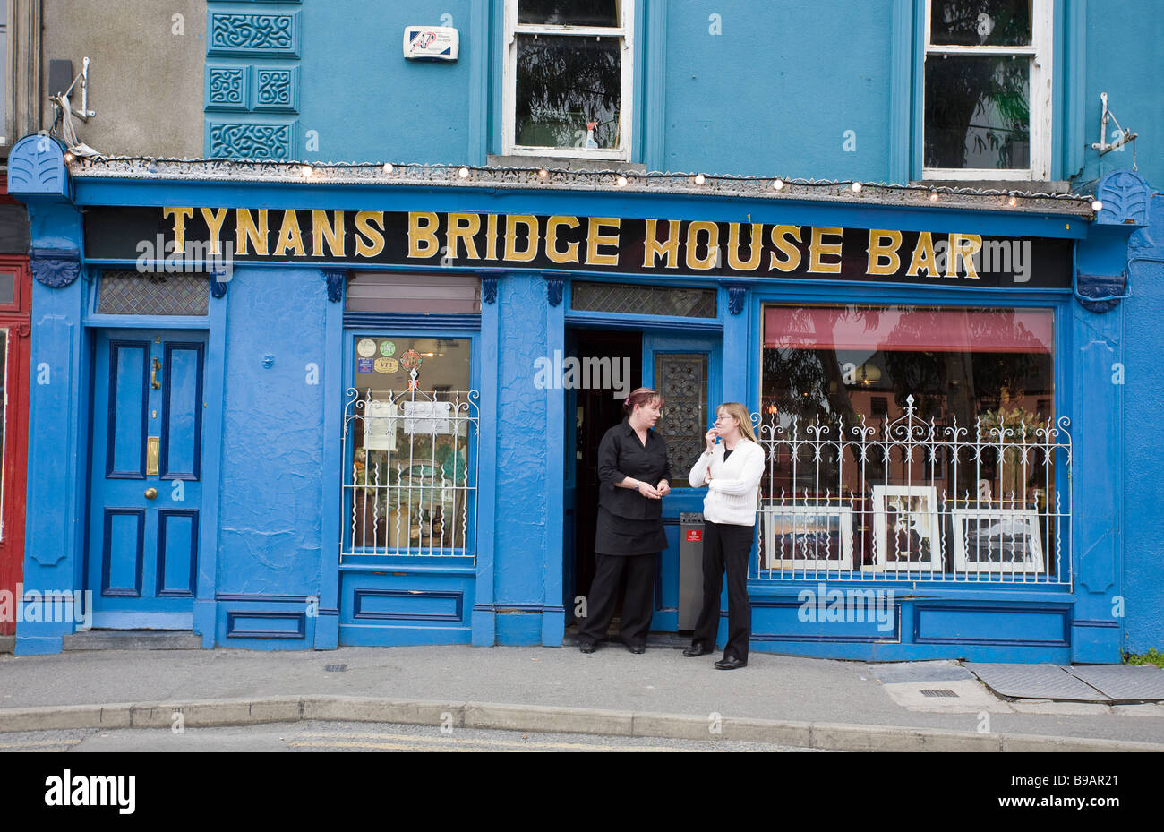 Sharing A Smoke Two Women Chat And Smoke Cigarettes Outside A Pub Stock Photo Alamy Sharing A Smoke Two Women Chat And Smoke Cigarettes Outside A Pub Stock Photo Alamy