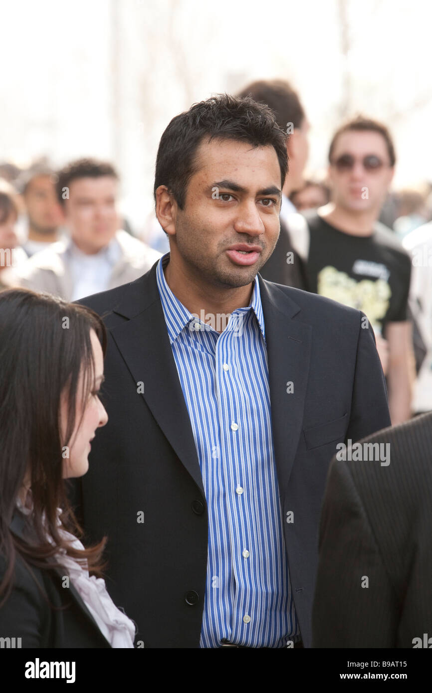 Kal Penn and girlfriend Jenna von Oÿ wait for President Barack Obama s town hall meeting on March 19th 2009 in Los Angeles Stock Photo