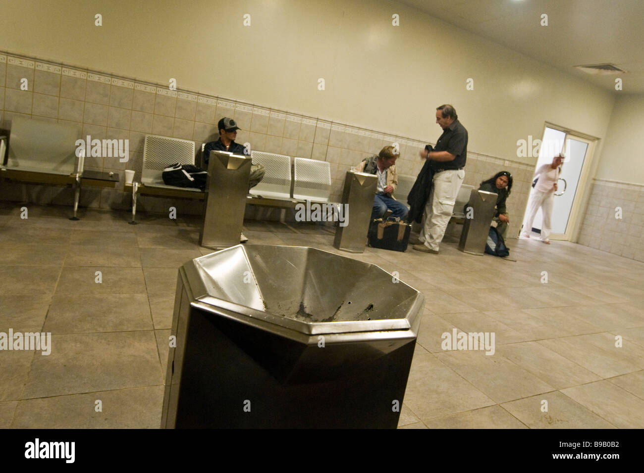 Airport smoking room doha hires stock photography and images Alamy