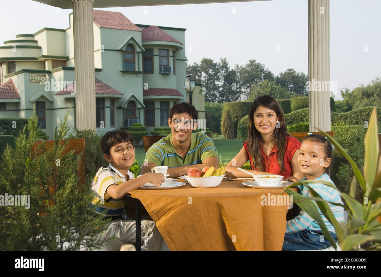 Family at a breakfast table Stock Photo - Alamy