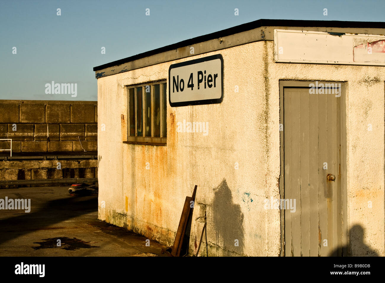 Small weathered boat shack by Pier 4 in Buckie Harbour, Scotland Stock Photo